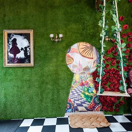 Insolite Alice In Wonderland กูฌ็อง-เมสทราส ภายนอก รูปภาพ