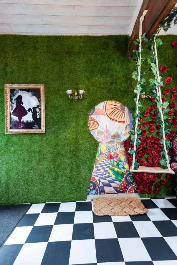 Insolite Alice In Wonderland กูฌ็อง-เมสทราส ภายนอก รูปภาพ