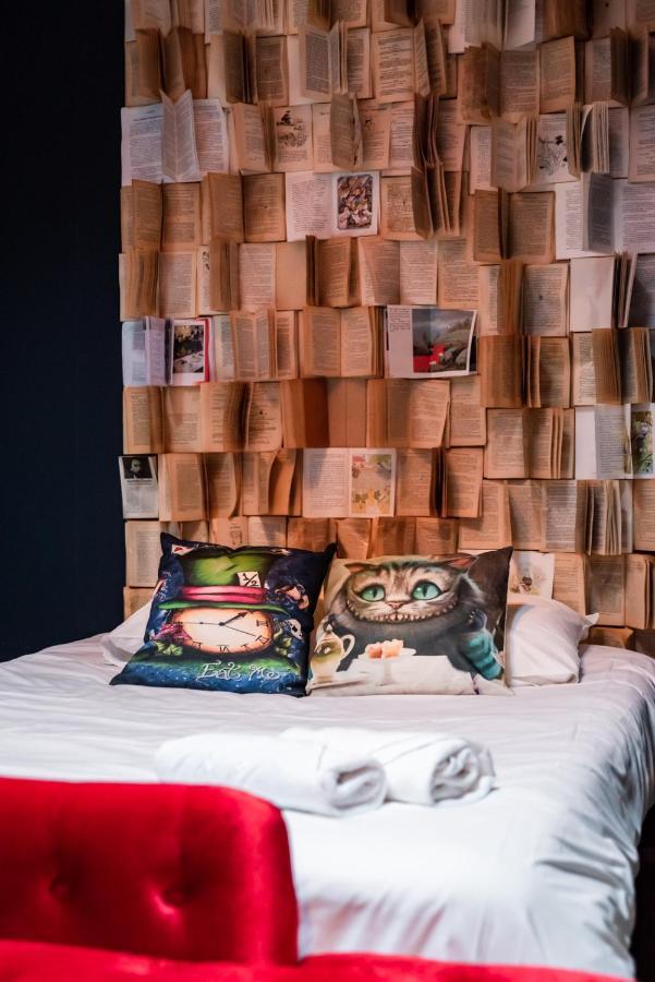 Insolite Alice In Wonderland กูฌ็อง-เมสทราส ภายนอก รูปภาพ