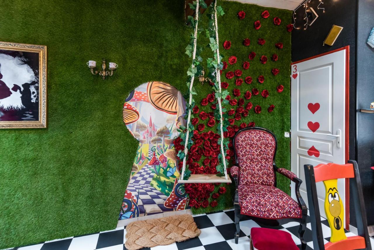 Insolite Alice In Wonderland กูฌ็อง-เมสทราส ภายนอก รูปภาพ