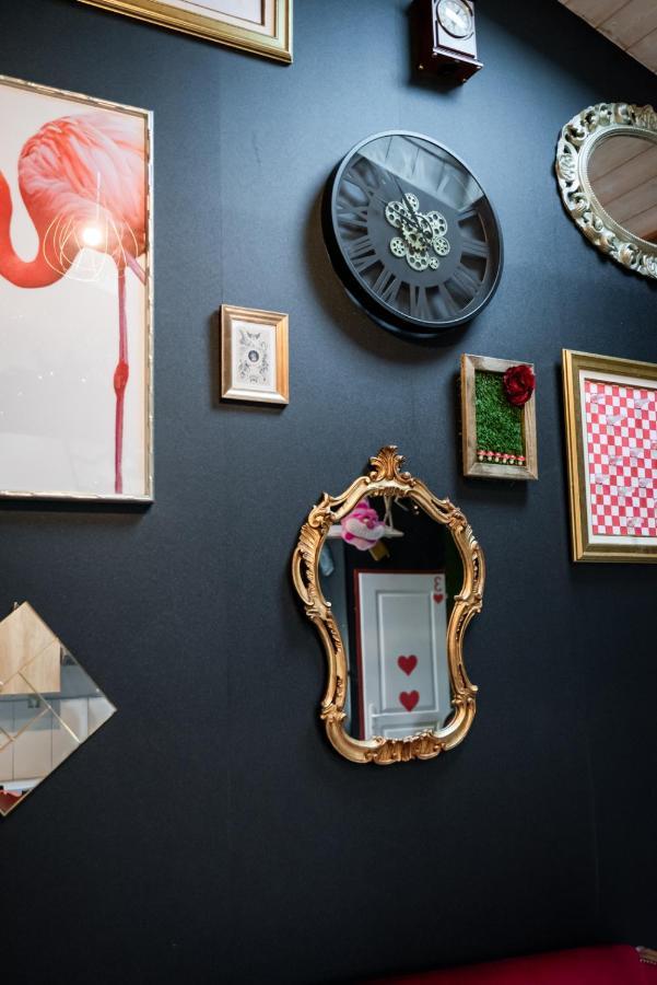 Insolite Alice In Wonderland กูฌ็อง-เมสทราส ภายนอก รูปภาพ
