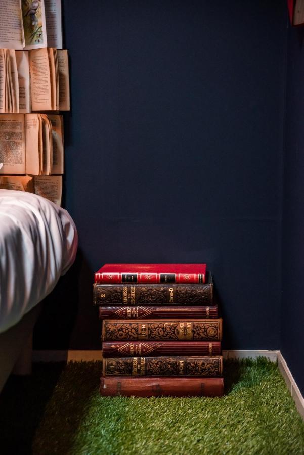 Insolite Alice In Wonderland กูฌ็อง-เมสทราส ภายนอก รูปภาพ