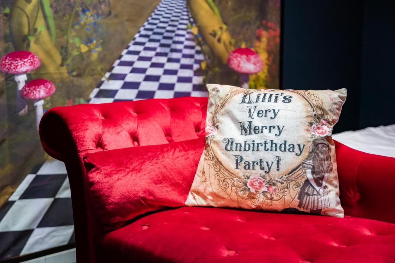 Insolite Alice In Wonderland กูฌ็อง-เมสทราส ภายนอก รูปภาพ