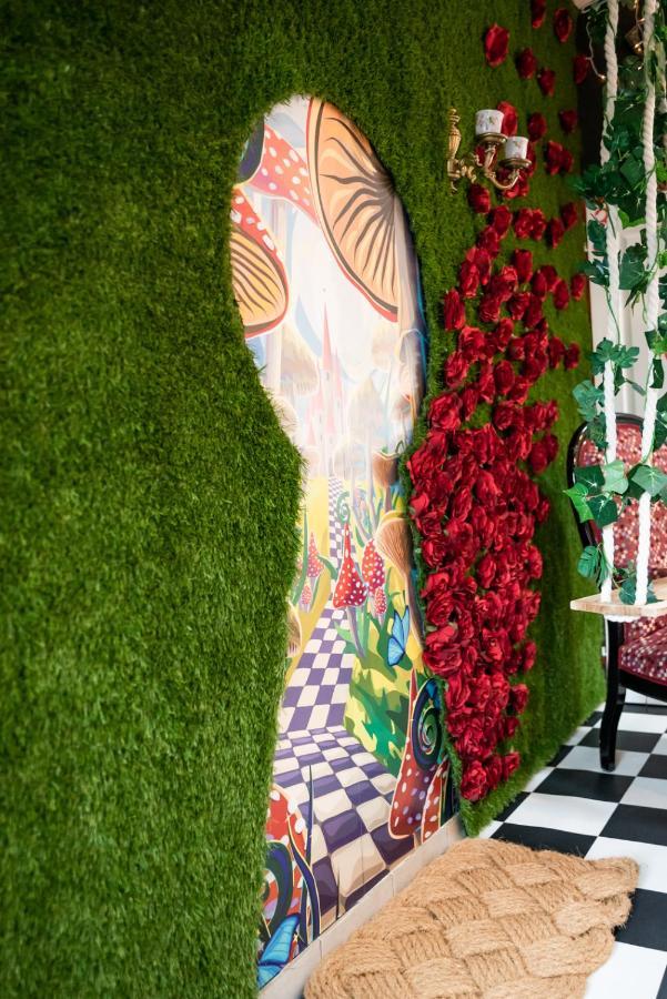 Insolite Alice In Wonderland กูฌ็อง-เมสทราส ภายนอก รูปภาพ