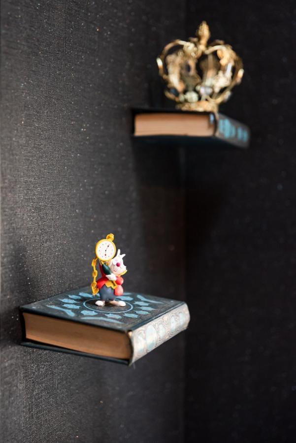 Insolite Alice In Wonderland กูฌ็อง-เมสทราส ภายนอก รูปภาพ