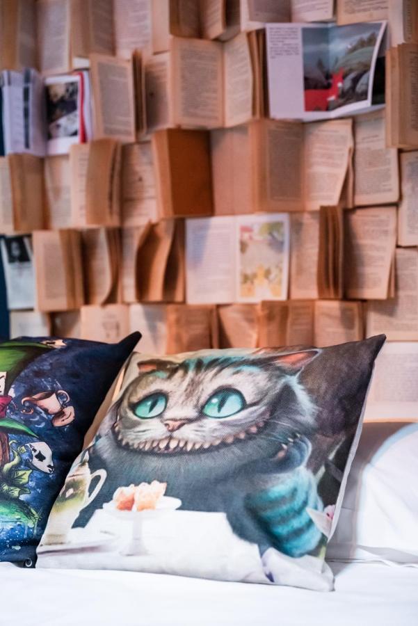 Insolite Alice In Wonderland กูฌ็อง-เมสทราส ภายนอก รูปภาพ