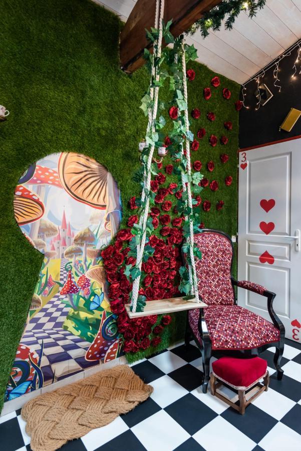 Insolite Alice In Wonderland กูฌ็อง-เมสทราส ภายนอก รูปภาพ